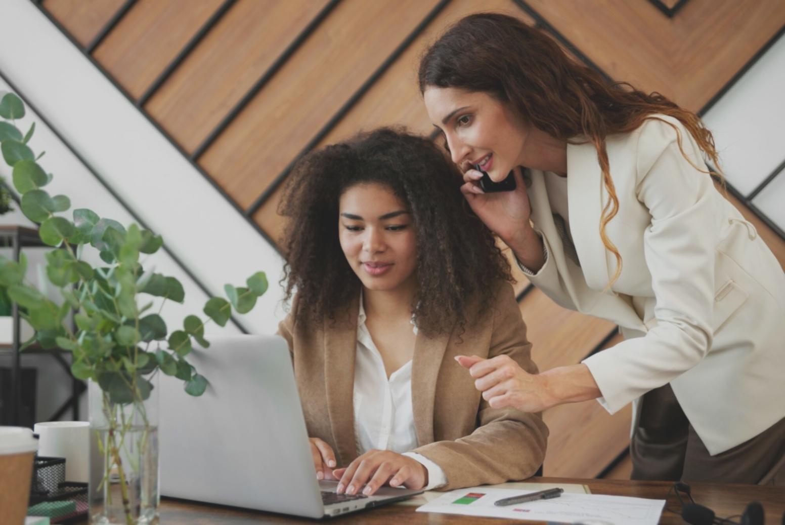 Équipe gurenmoure travaillant sur des solutions financières personnalisées